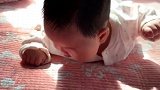 刚100天的宝宝在努力的练习抬头，旁边的奶奶一直在鼓励，好萌