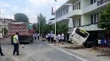 江西新余一货车追尾公交 乘客被甩出车外
