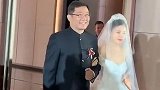实拍：大兵的女儿任盈盈婚礼现场，他笑得真是灿烂！