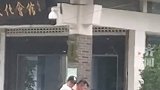 爸爸背着穿高跟鞋的妈妈女孩耍脾气也要背  网友：女人争宠是不分年龄的