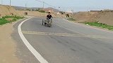 男子自制的加长版三轮车，看他行驶在路上的时候我心动了！