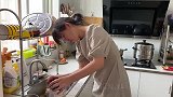 小伙不愿要二胎，婆婆生气回了老家住，儿媳拽着老公回家道歉