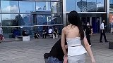 街拍：小姐姐太调皮，可怜了旁边小伙挨了顿打