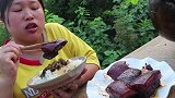 胖妹嘴馋吃红烧肉，筷子夹不起直接上手抓，吃相馋哭了