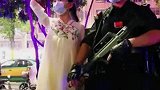 小女孩想合个影，特警的动作好暖心