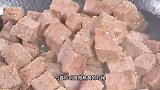 把牛肉上锅蒸一蒸，出锅就是一道比烧烤还要好吃的美食，外焦里嫩