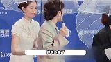 50岁舒淇雨中撑伞回眸封神，穿绿色西装松弛又贵气，耿直回应生日感受