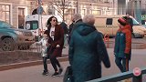 街头恶搞：扮成老头在街上超高分贝地打电话！吓得路人直躲