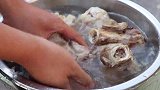 东北餐桌上的佳肴大骨头炖酸菜的做法，骨头香烂可口，味真香