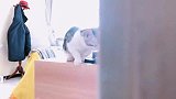 主人跟猫玩捉迷藏，真是一下一个表情，看着都萌