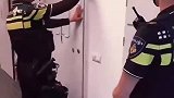 这外国男孩也太皮了，刚出来一秒钟，又因袭警被关进去