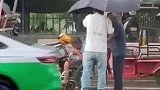男子为雨中的两位老人送伞，镜头一转，瞬间破防：爷爷的伞，全都遮在了奶奶身上。网友：一个视频感动了我两次……