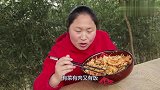 胖妹吃韩式拌饭，色香味俱全，大口扒饭吃过瘾