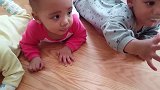 妈妈拿吃的引诱三胞胎向前爬，三个娃立马铆足劲抢吃的，太可爱了