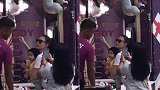 张柏芝抱三胎儿子出街不惧偷拍，张礼承的正面照终于曝光超可爱