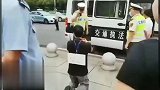 重庆出租车司机街头乞讨 官方：该公司属于非法营运
