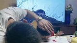 爸爸帮女儿剪刘海，剪完以后孩子真的是哭笑不得