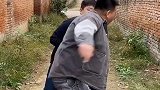 本想装一把呢，这可弄好了…搞笑 农村搞笑段子 家庭地位