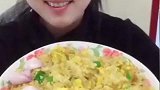 蛋炒饭配小毛葱，妹子端着盘子刷刷开吃，看得肚子好饿