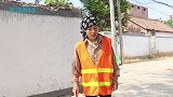 清洁工捡到3万块钱还给失主，当失主看到她手上的胎记，惊喜来了