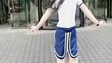 活泼可爱的姑娘，跳舞真好看