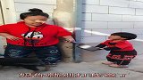 小夫妻闹矛盾，媳妇要去打袖珍老公，没想到老公这次居然还手了