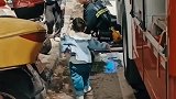 消防员救援结束休息，小女孩走上前给他们暖暖的拥抱