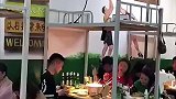在教室吃火锅还挺让人紧张的