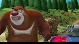 熊出没之过年：熊大把光头强车上的反光镜拿了下来，准备偷袭强子