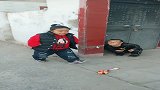 搞笑袖珍夫妻：小伙躲起来吓唬媳妇，欢乐的一对小夫妻让人羡慕！