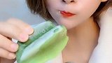吃冰小姐姐，吃自制的仙桃脆脆冰，吃的真冰爽！