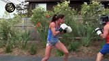 真正的完爆！女拳手疯狂暴揍壮小伙