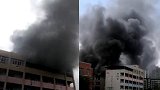四川营山一幼儿园库房起火 教学楼被浓烟笼罩