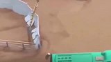 道路全部被大水淹没，人类在大自然灾害面前是多么的渺小