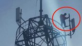 命悬一线，宁夏一男子爬上50米高信号塔顶，民警耐心劝导将其救下。