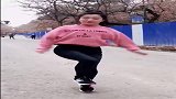 气质美女都来跳起动感广场舞，这舞步看着真是相当熟练