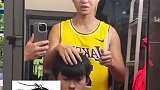 男生在宿舍帮同学理发，秒从那男的变那帅哥