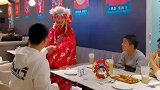 后扛起非遗大旗！川剧变脸惊艳众人，眼神清澈且坚定！
