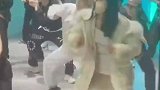 女生学跳舞走错教室，衣服风格与其他同学格格不入
