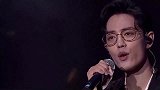 肖战明星慈善夜倾情演唱《满足》，台下粉丝尖叫全场