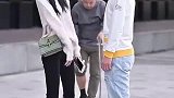 保洁小哥上演英雄救美