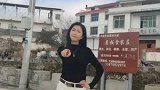 美女搭配黑色上衣，时尚靓丽
