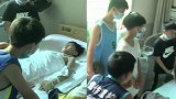 河南焦作：纯纯的友谊！小男孩受伤住院，同学们探望站满病房