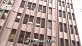 吴孟达出殡白发母亲首现身，伤心痛哭步履蹒跚，需俩亲友搀扶