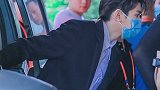 王源下车照 一身帅气西装！！下车氛围感真是绝绝子