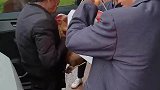 90岁老人出院回家，乡亲们自发地带着礼物在村口接他