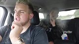 男子开着车，坐后座的哥们在车里吐浓烟，真搞笑！