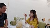 请越南农村美女吃鸡腿，说给她介绍个男朋友，她说怕我把她卖了