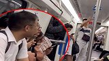 小伙地铁搞笑打电话，给大家都听懵了，这是第一次进城吗？