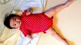 好可爱的小宝宝，醒来后是这个样子，像青蛙似的不停蹬腿